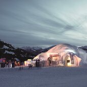 alpeniglu dorf bei daemmerung