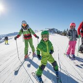 familie skifahren mit kindern