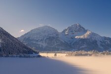 Adobe Stock earlybooking winter sonnenaufgang tirol heiterwangersee