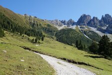 kemater alm blick auf kalkkoegel fr