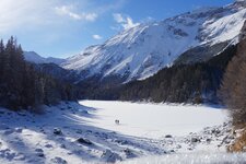 obernberger see menschen auf dem eis winter