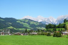 reith bei kitzbuehel dahinter kaisergebirge