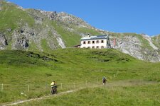 mountainbiker bei padasterjochhaus