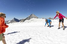 Schneeballschlacht am Hintertuxer Gletscher