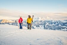 skifahrer vor winter bergkulisse