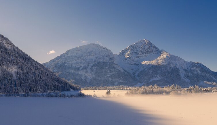Adobe Stock earlybooking winter sonnenaufgang tirol heiterwangersee