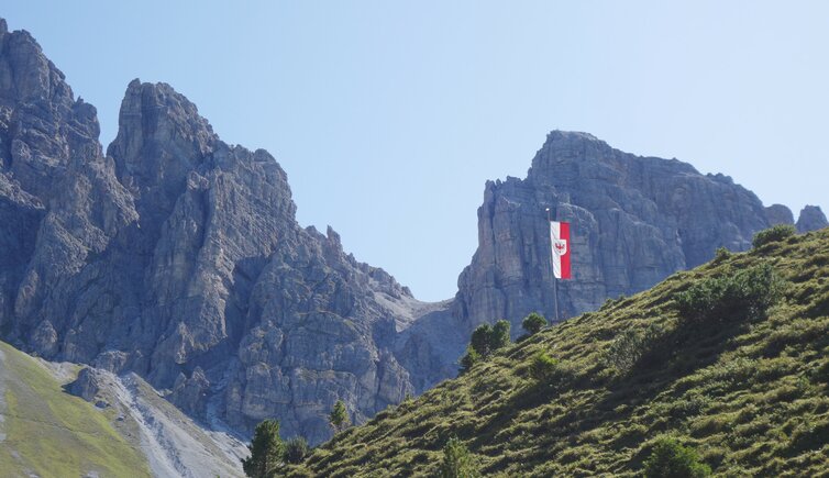 tiroler fahne und kalkkoegel