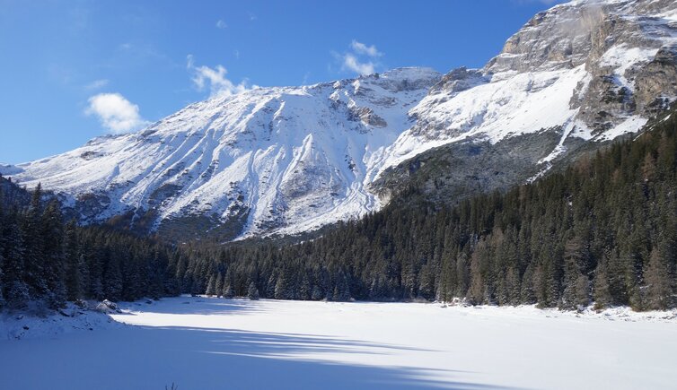 obernberger see dahinter kleiner tribulaun und obernberger tribulaun