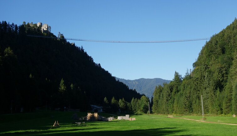 burgruine ehrenberg bei reutte und haengebruecke