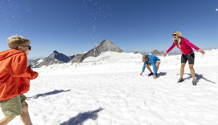 Schneeballschlacht am Hintertuxer Gletscher